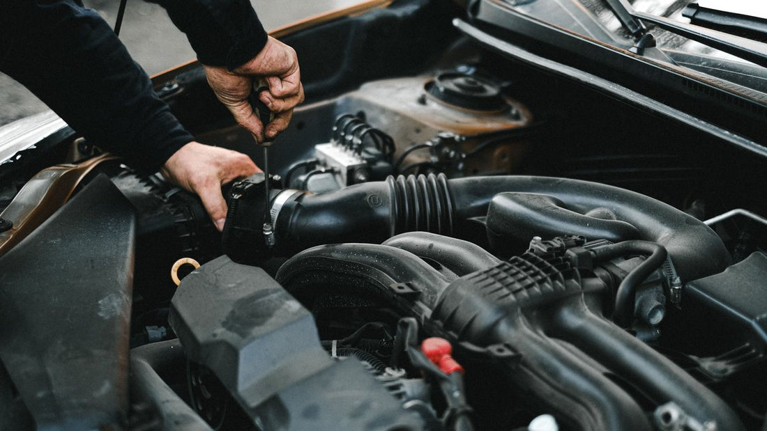 Inspection d'une durite dans un compartiment moteur ouvert