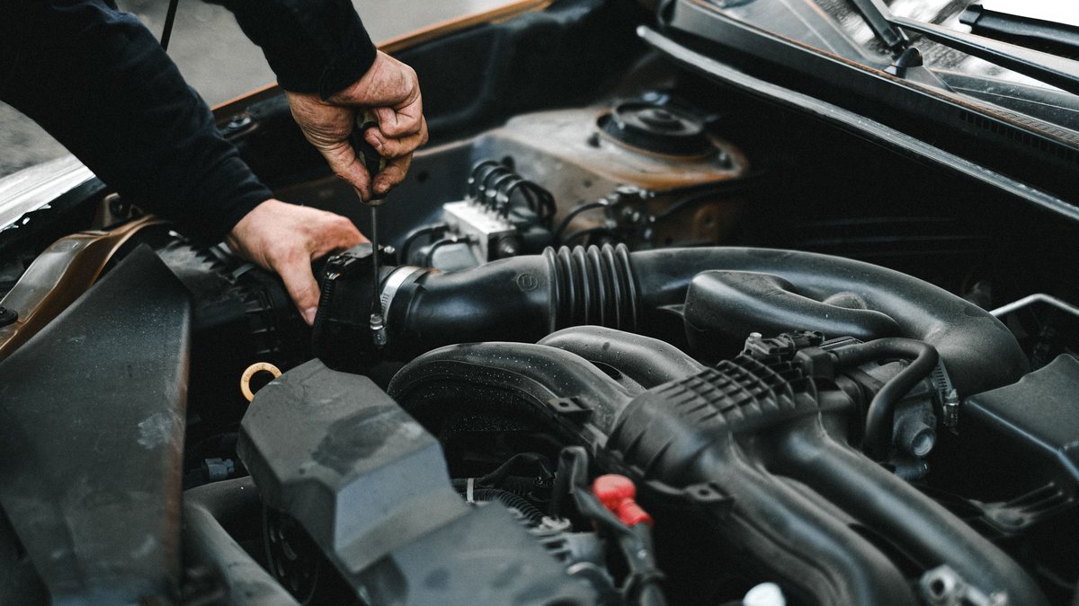 Inspection d'une durite dans un compartiment moteur ouvert