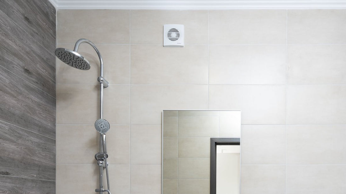 Bouche d'extraction de VMC au mur d'une salle de bain