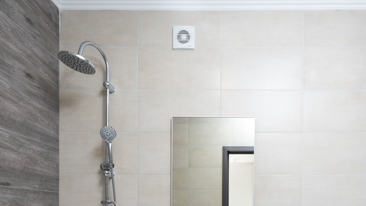 Bouche d'extraction de VMC au mur d'une salle de bain