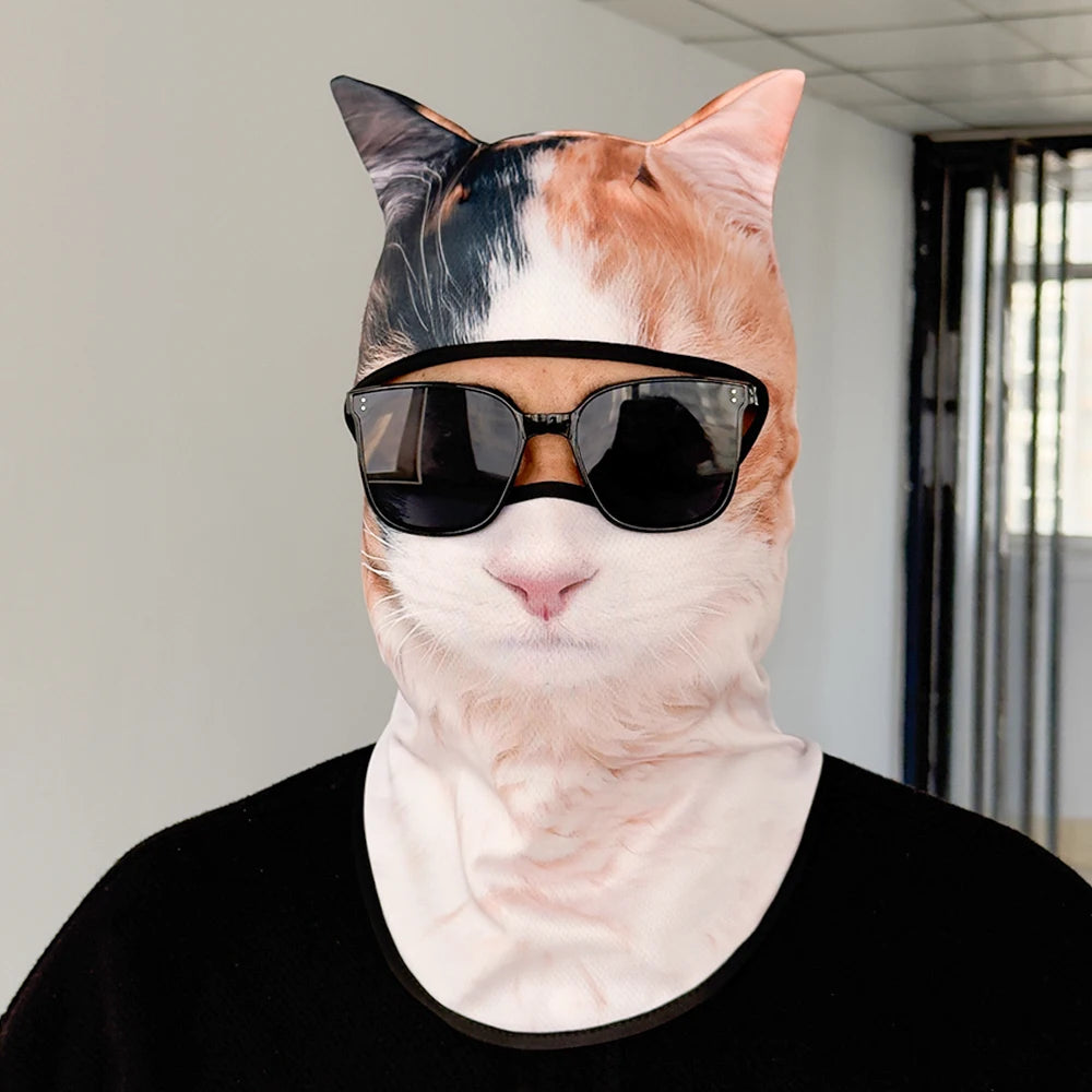 Homme portant une cagoule 3D motif chat, avec des lunettes de soleil